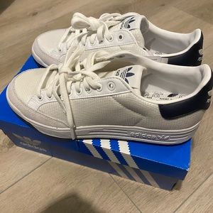 Adidas Originals- Rod Laver - White- M 5.5/W 7